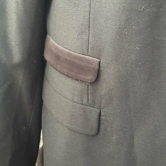 Black Sport Coat with Notch Lapel and Solid Design - Picture 2 of 6